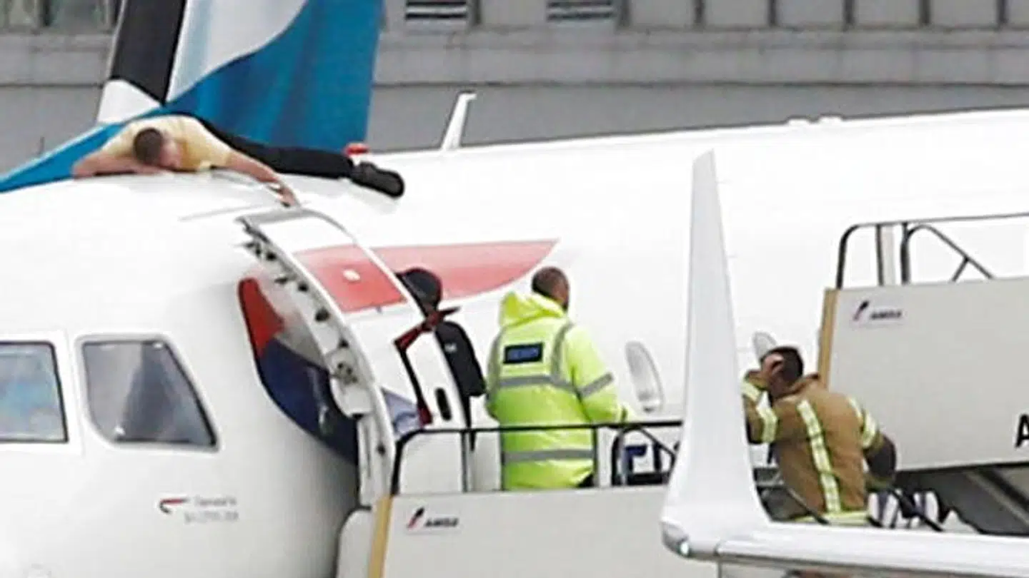 Det er endnu uklart, om og hvordan James Brown straffes for sin protest på flyet i London City Airport.