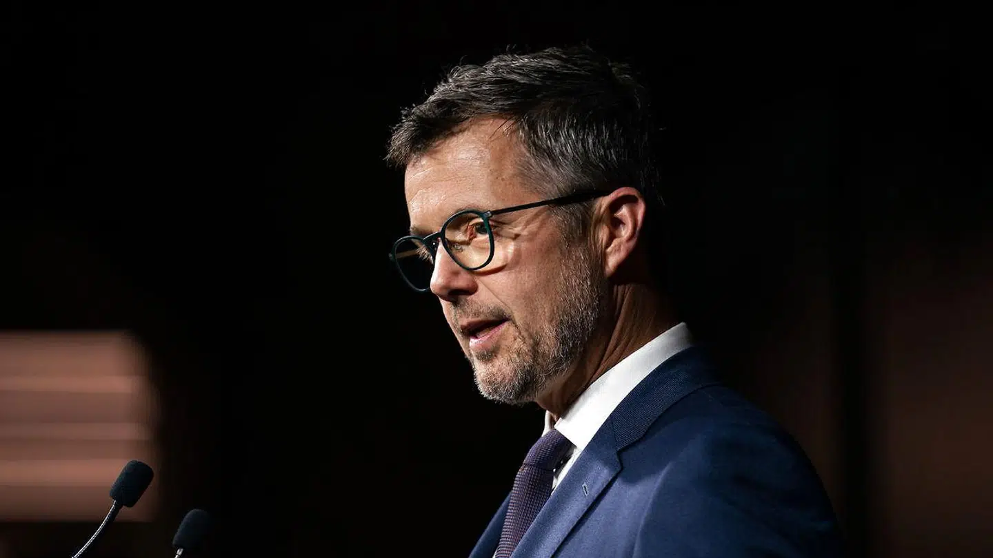 Kronprins Frederik fandt læsebrillen frem, da han holdt tale i Paris.