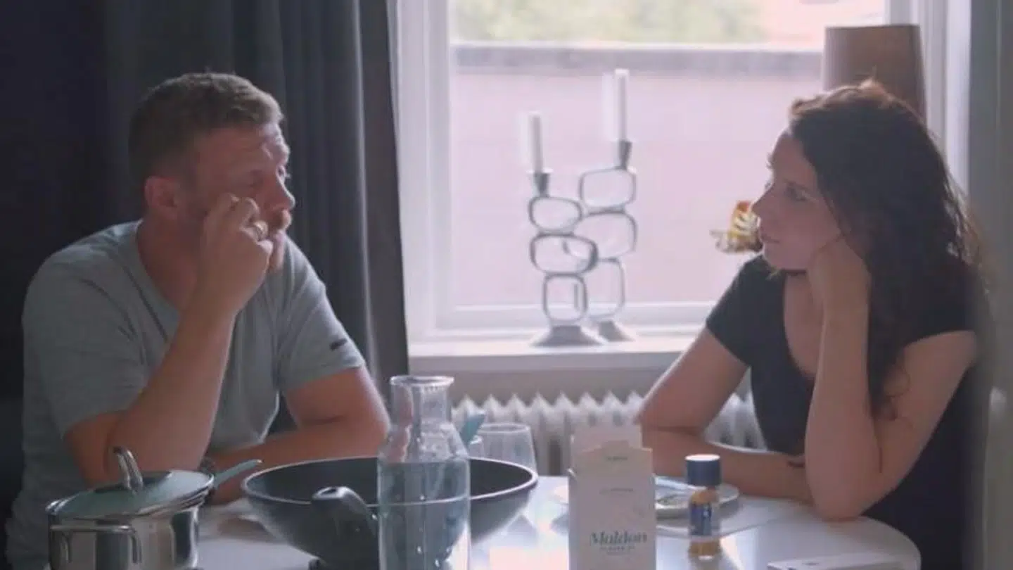 Claus og Henriette er ikke helt enige om, hvordan man vasker tøj.