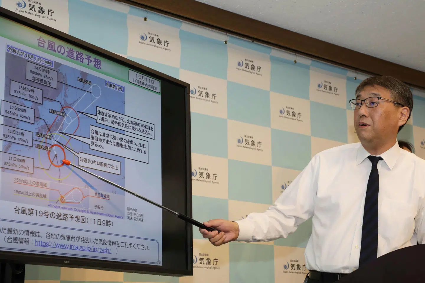 Direktøren for Japans Meteorologiske Institut, Yasushi Kajihara, holdt fredag pressemøde i Tokyo om tyfonen Hagibis. Jiji Press/Ritzau Scanpix