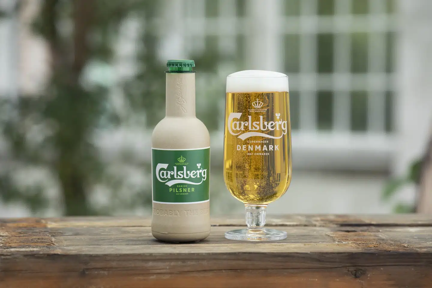 Carlsberg har udviklet to prototyper til ølflasker af papir, som selskabet vil offentliggøre på klimamødet C40 i København. Thomas Rockall Muus, Carlsberg/Free