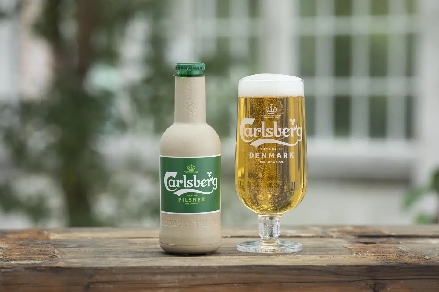 Carlsberg har udviklet to prototyper til ølflasker af papir, som selskabet vil offentliggøre på klimamødet C40 i København. Thomas Rockall Muus, Carlsberg/Free
