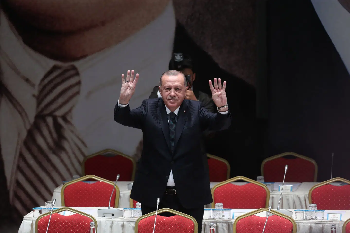 Den tyrkiske præsident, Erdogan, meddelte onsdag, at Tyrkiet begyndte sin militæraktion i Syrien. Den militære aktion har været varslet i et stykke tid af den tyrkiske præsident. Den kommer, efter at USA har trukket sine tropper ud af området. Adem Altan/Ritzau Scanpix