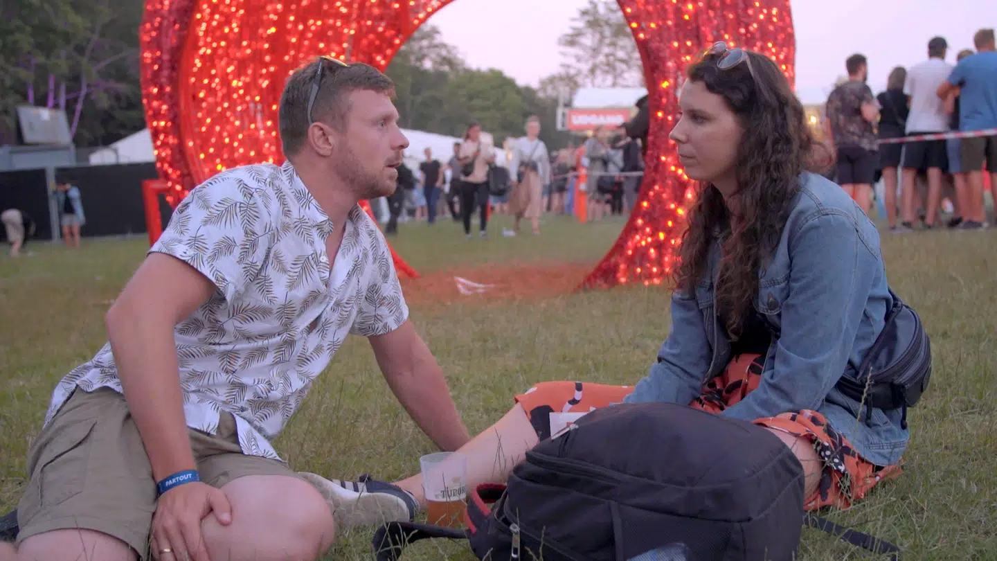Henriette og Claus tager en fuldemandssnak om, hvor de skal bo fremover, på musikfestivalen Tinderbox.