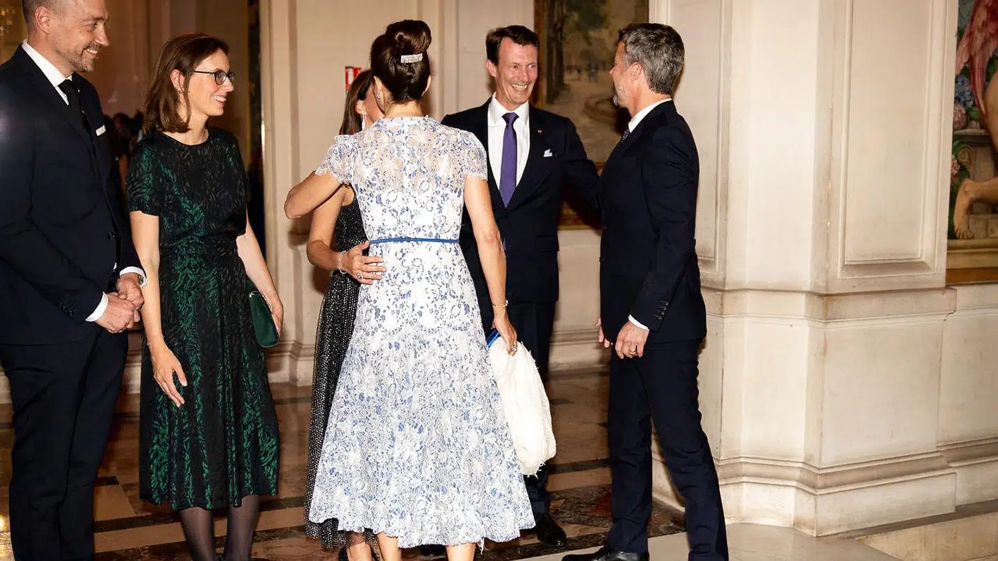 Kronprins Frederik og kronprinsesse Mary bliver modtaget af prins Joachim og prinsesse Marie ved en middag på rådhuset i Paris, Hotel de Ville, under Kronprinsparrets erhvervsfremstød i Paris, tirsdag den 8. oktober 2019. Kronprinsparrets besøg i Paris har især fokus på energi og sundhed. (Foto: Ida Marie Odgaard/Ritzau Scanpix)
