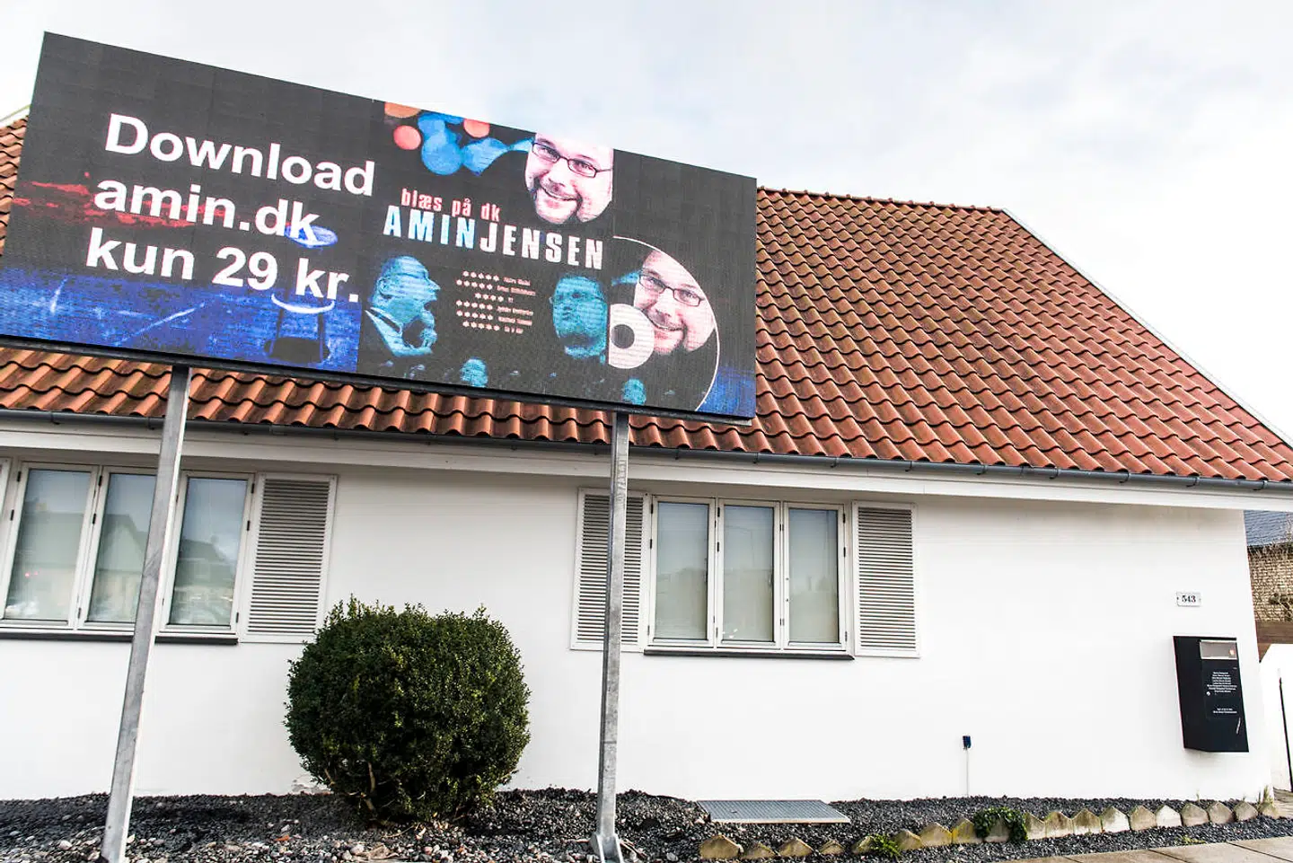 Amin Jensen har sat et billboard op ved sit hus ud til Gammel Køge Landevej i Hvidovre.