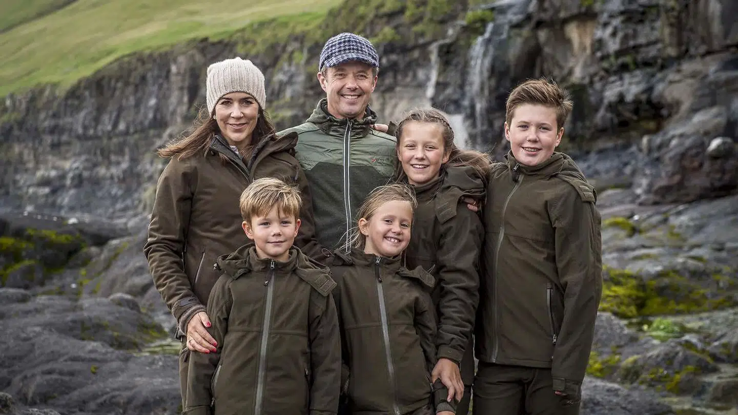 Arkivfoto: Prins Christian, kronprinsesse Mary, prins Vincent, prinsesse Josephine, prinsesse Isabella og kronprins Frederik ved statuen 'Sælkvinden' på Mikladalur i forbindelse med deres officielle besøg på Færøerne, fredag den 24. august 2018. (Foto: Mads Claus Rasmussen/Ritzau Scanpix)