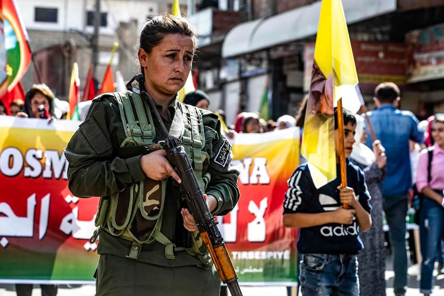 Et kvindelig medlem af de kurdiske sikkerhedsstyrker.