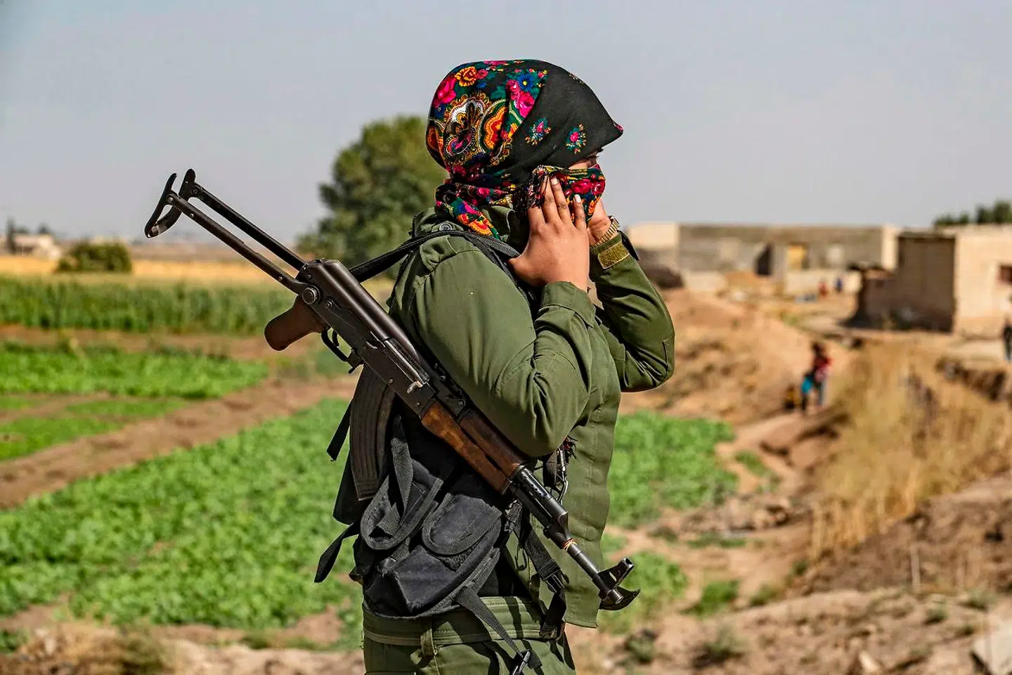 A member of the Kurdish Internal Security Forces of Asayesh stands guard during a demonstration by Syrian Kurds against Turkish threats in the town of Ras al-Ain in Syria's Hasakeh province near the Turkish border on October 6, 2019. - Ankara had reiterated on October 5 an oft-repeated threat to launch an "air and ground" operation in Syria against a Kurdish militia it deems a terrorist group. (Photo by Delil SOULEIMAN / AFP)