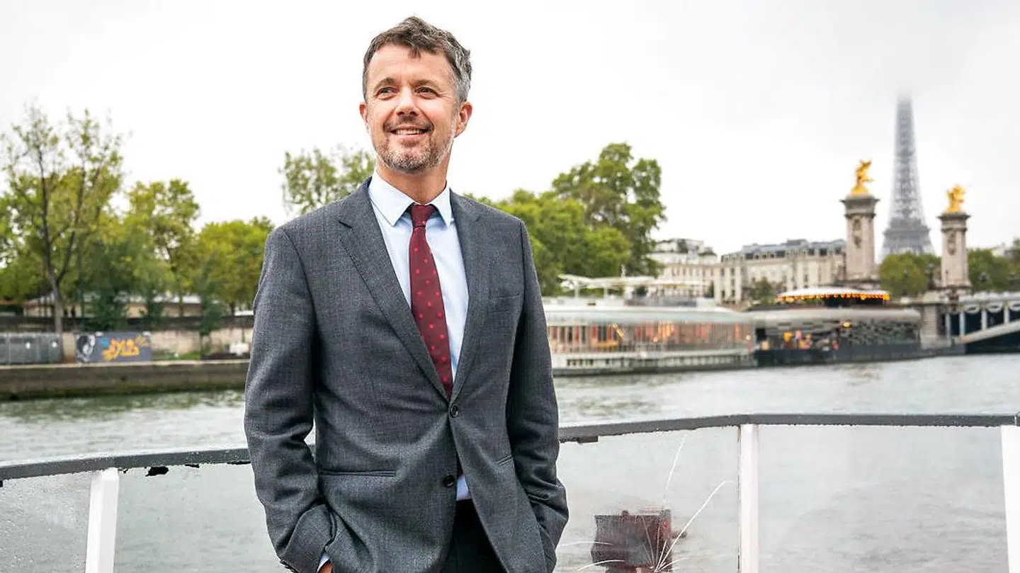 Kronprins Frederik på sejltur på Seinen under et erhvervsfremstød i Paris, hvor han blandt andet serverede kaffe for pressen.