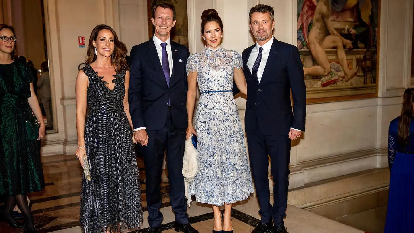 Kronprins Frederik og kronprinsesse Mary blev modtaget af prins Joachim og prinsesse Marie ved en middag på rådhuset i Paris.