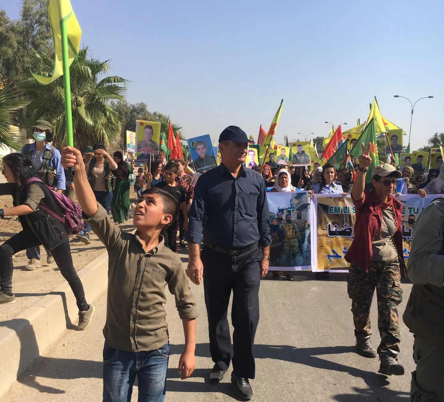 Torsdag morgen går indbyggerne fra byen Qamishli i Syrien på gaden for at demonstrere mod Tyrkiets angreb i Syrien.