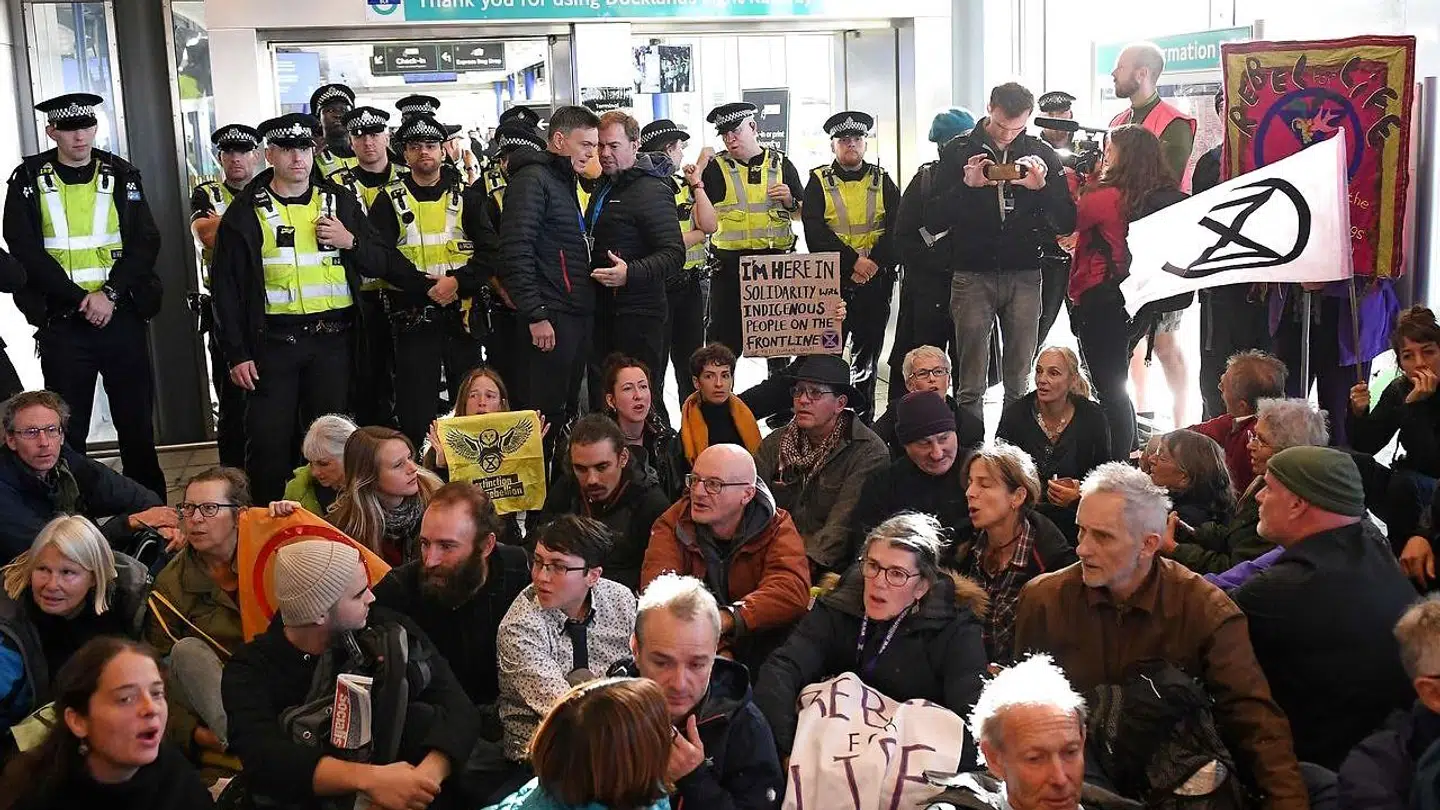 De første klimaaktivister er mødt op i London City Airport.