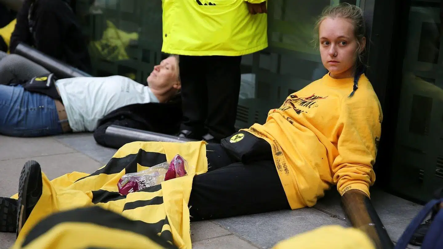 Aktivister her lænket sammen foran Stobritanniens idenrigsministerium. tion Rebellion is demanding that governments drastically cut carbon emissions. (Photo by ISABEL INFANTES / AFP)