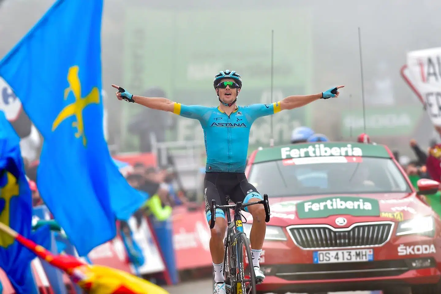 Jakob Fuglsang fejrer La Vuelta-sejren.