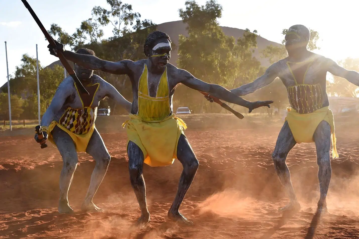 Dansere åbner en ceremoni nær Uluru i 2017.
