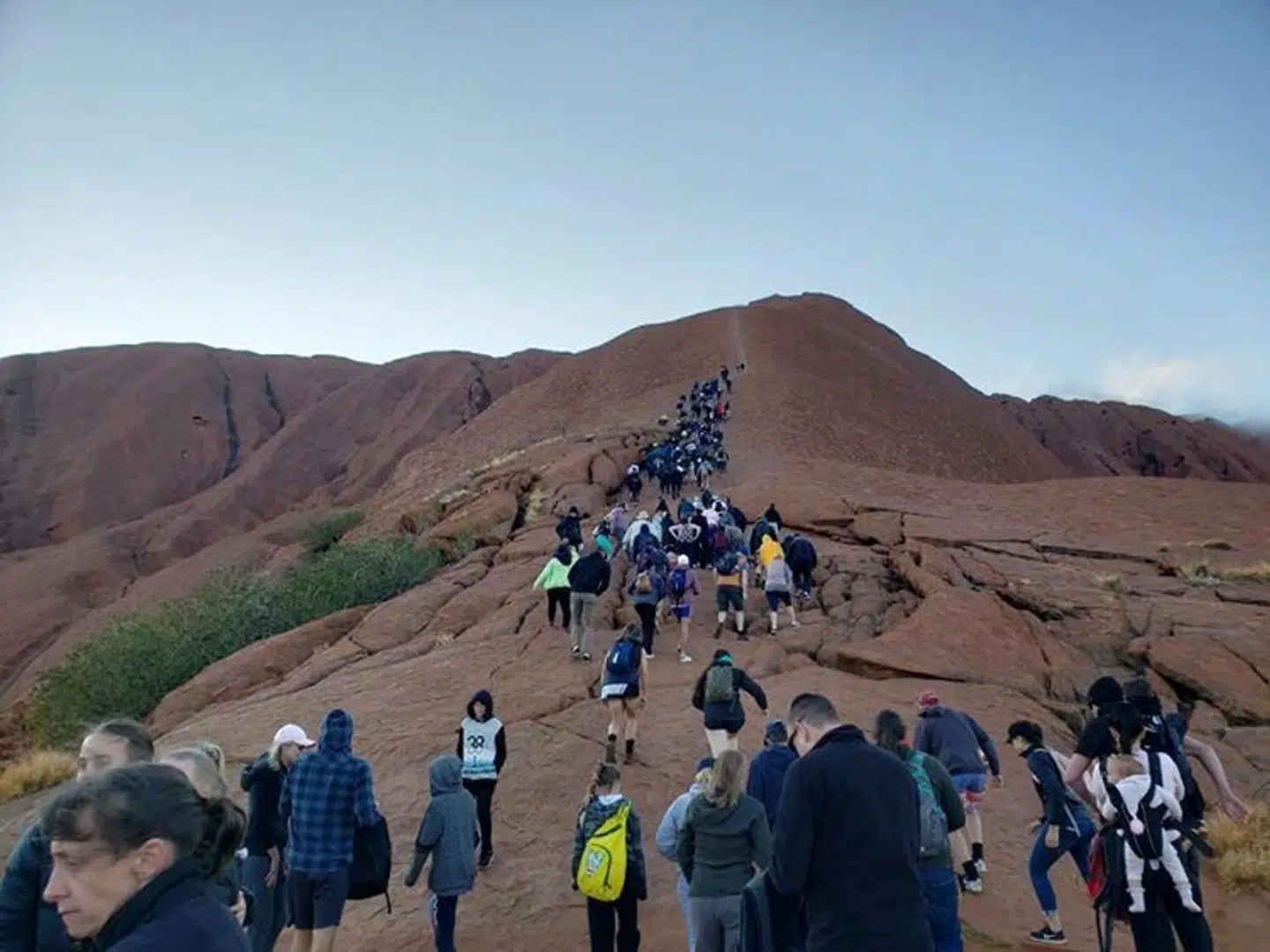 Turister kæmper sig vej mod toppen af Uluru den 25. september 2019.