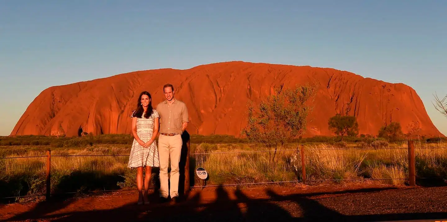På dette foto, der er taget den 22. april 2014, ses Storbritanniens prins William og hans kone Catherine foran Uluru.