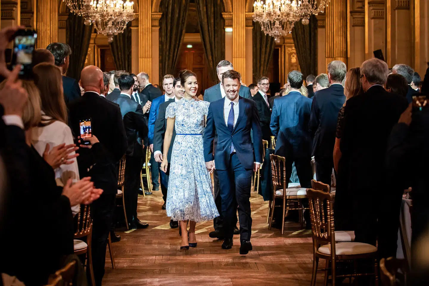 Flot så det ud, og lækkre var både omgivelser og mad, da en række ansatte i danske virksomheder tirsdag aften fik mulighed for at spise middag sammen med kronprinsparret på rådhuset i Paris.