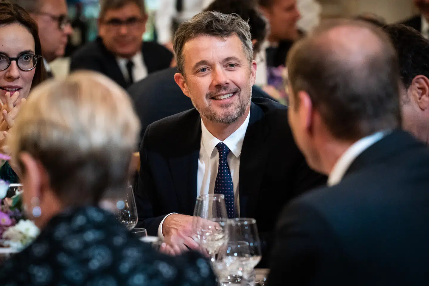 Kronprins Frederik så ud til at more sig under middagen.