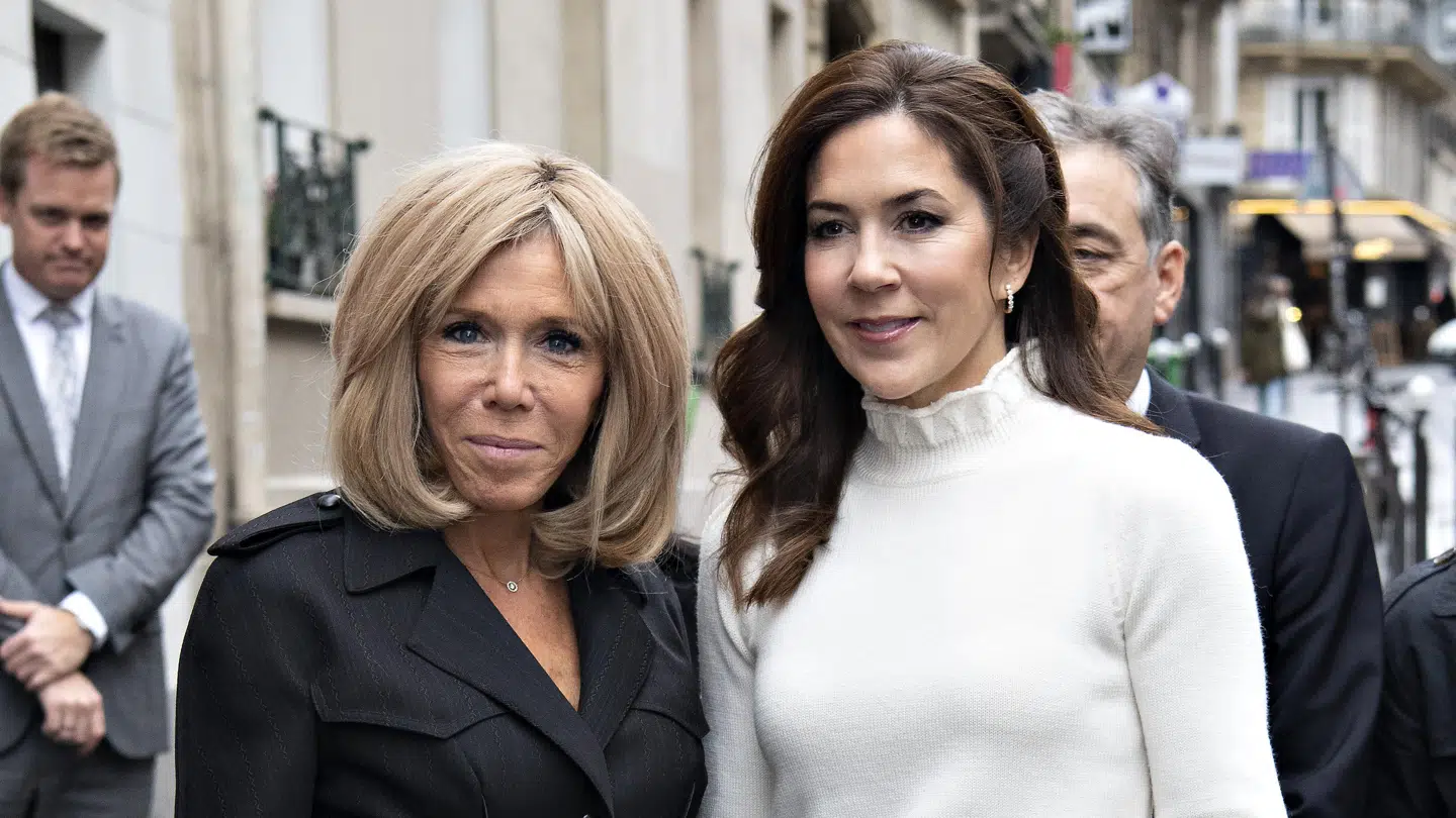 Kronprinsesse Mary og Brigitte Macron besøgte mandag skolen Lycee Lamartine i Paris.