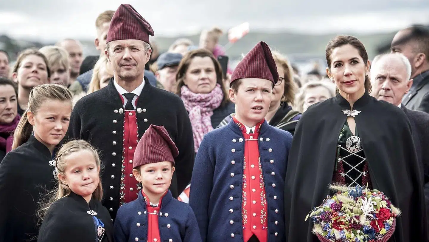 Kronprinsparrets fire børn skal næste år på et kortere skoleophold i Schweiz. Her er familien fotograferet under et besøg på Færøerne sidste år. (Arkivfoto)