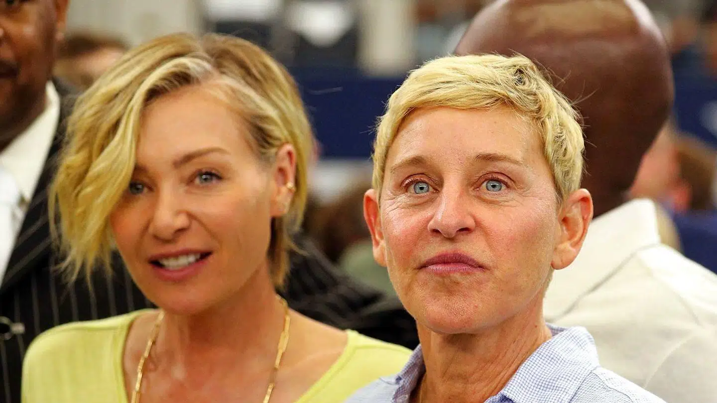 Den kendte tv-vært Ellen DeGeneres (th) med sin hustru, skuespilleren og modellen Portia de Rossi under NFL-kampen mellem Green Bay Packers og Dallas Cowboys i weekenden.