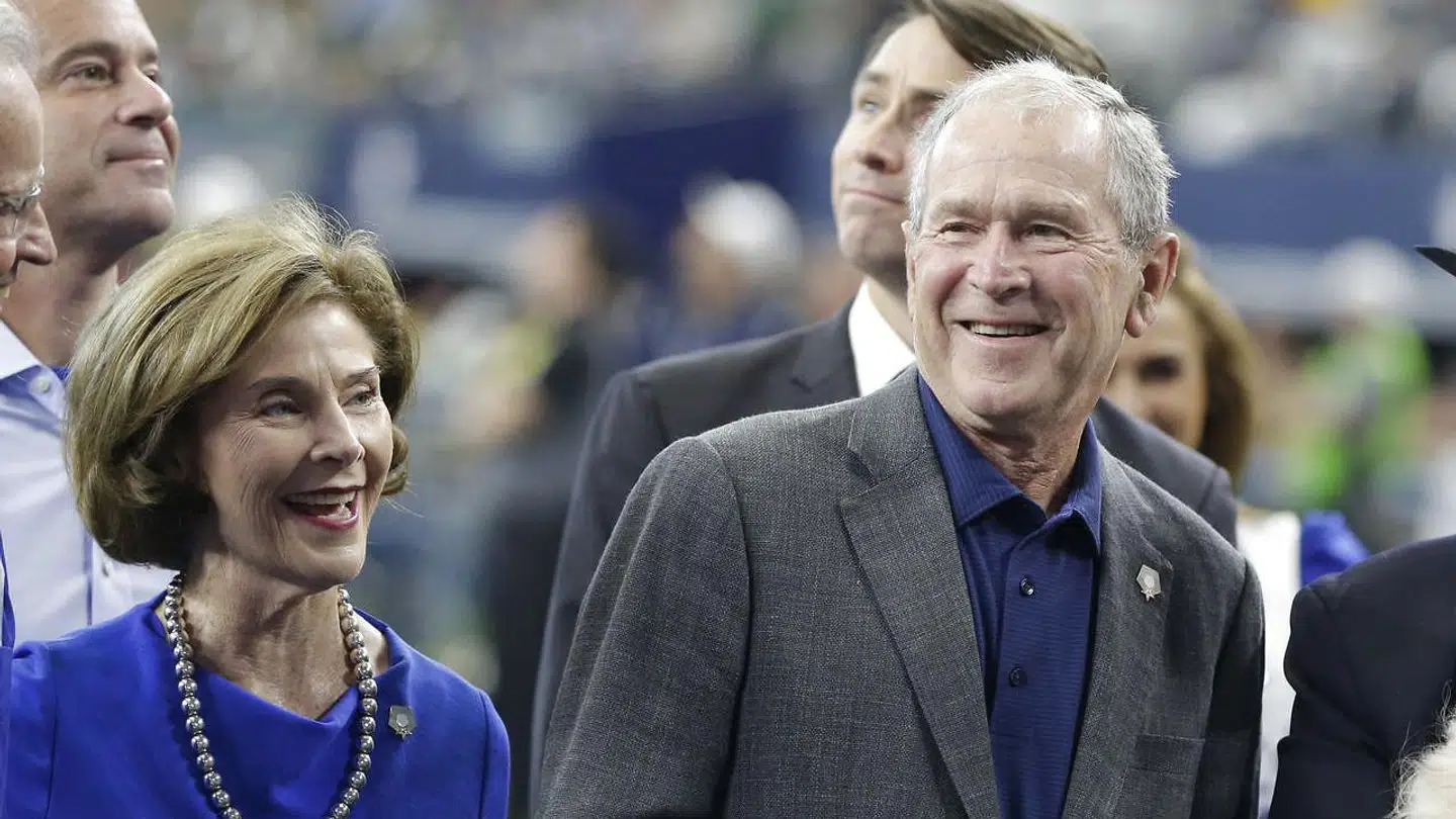 USA's tidligere præsident George W. Bush sammen med sin hustru Laura Bush under kampen mellem Dallas Cowboys og Green Bay Packers.