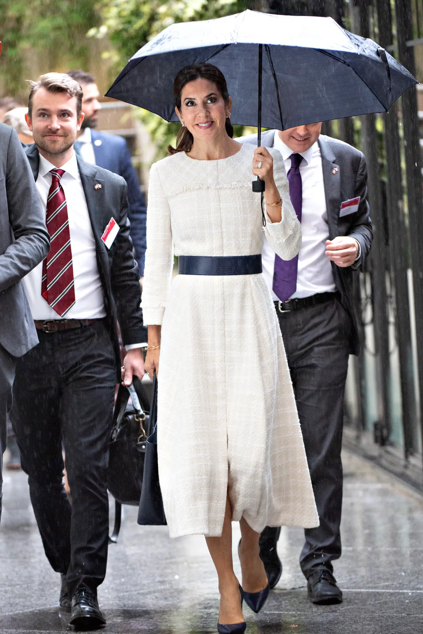Man kom næsten til at tænke på Mary Poppins, da kronprinsesse Mary tog den store paraply i brug for at komme tørskoet gennem Paris tirsdag.