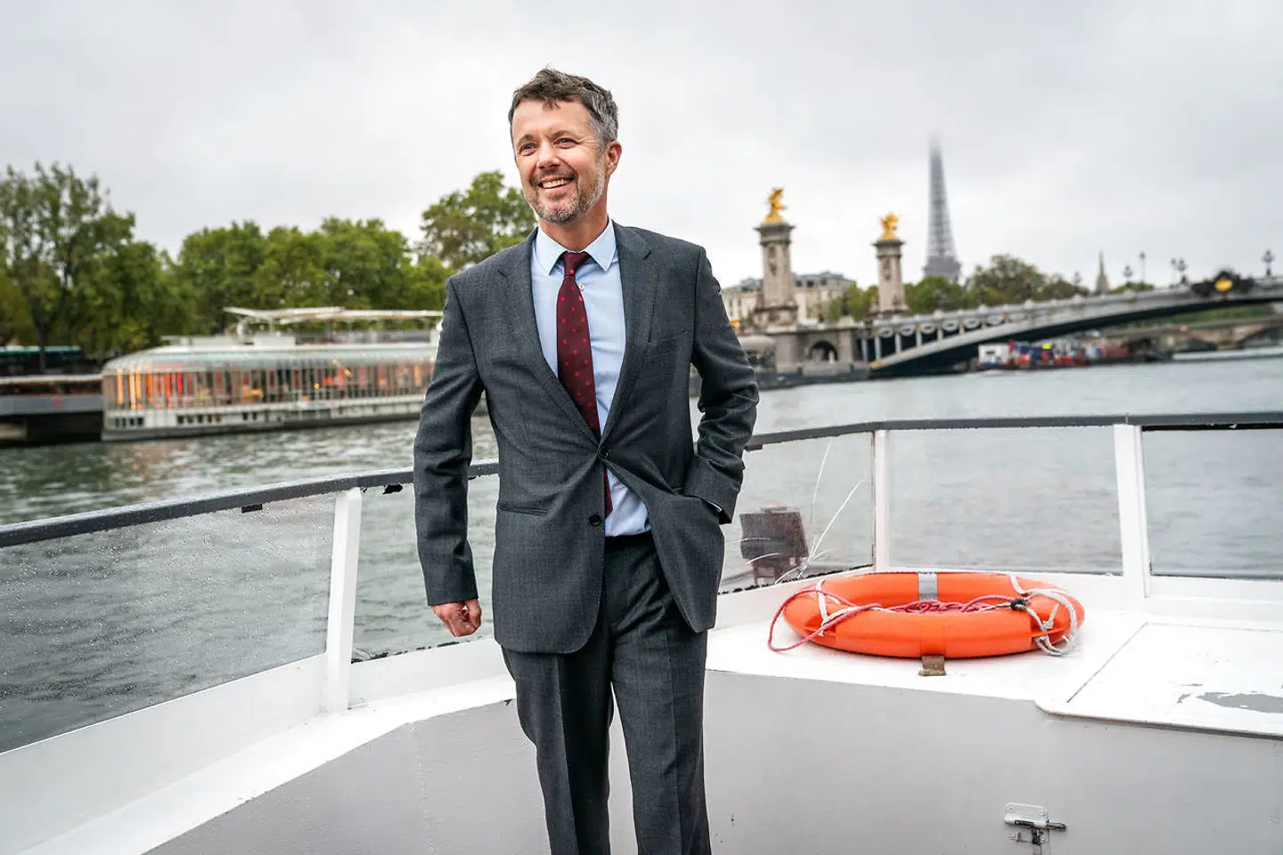 Kronprins Frederik var virkelig i sit es på sejlturen og serverede blandt andet kaffe for pressen.