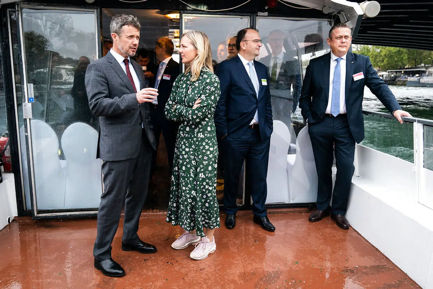 Under sejlturen fik kronprins Frederik talt en del med politiker Ida Auken, der tilsyneladende har hentet modeinspiration hos Mary. Kronprinsessen har nemlig tidligere imponeret, da hun bar sneakers til en kjole, ligesom Ida Auken gjorde tirsdag.