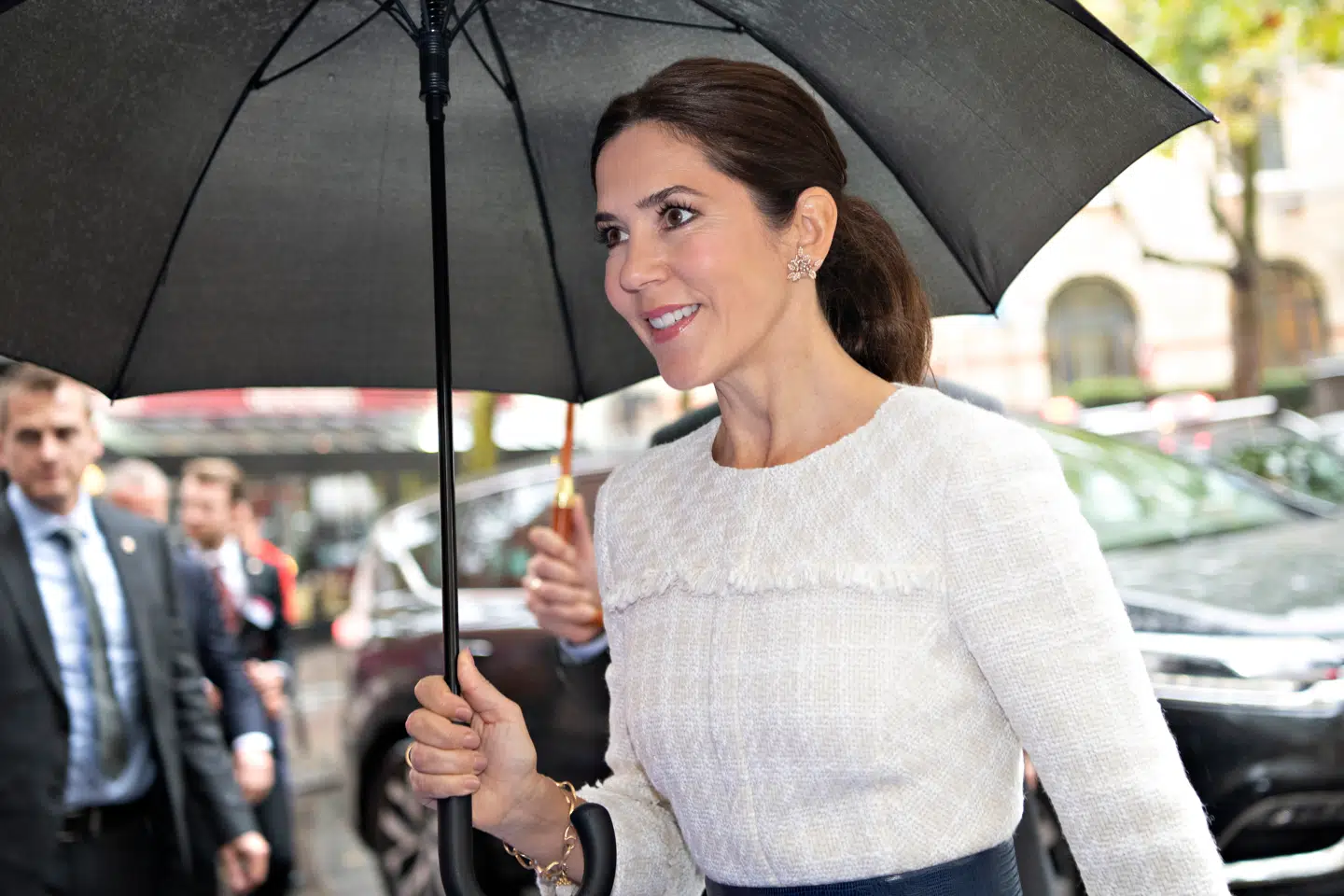 Kronprinsesse Mary så smuk ud i den hvide kjole, hvortil hun havde valgt et blåt bælte og mørkeblå stiletter.