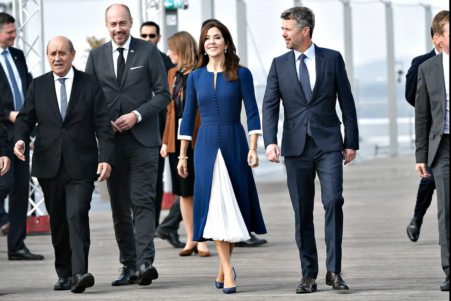 Kronprinsesse Mary i mandagens første kjole af den danske deigner Ole Yde.