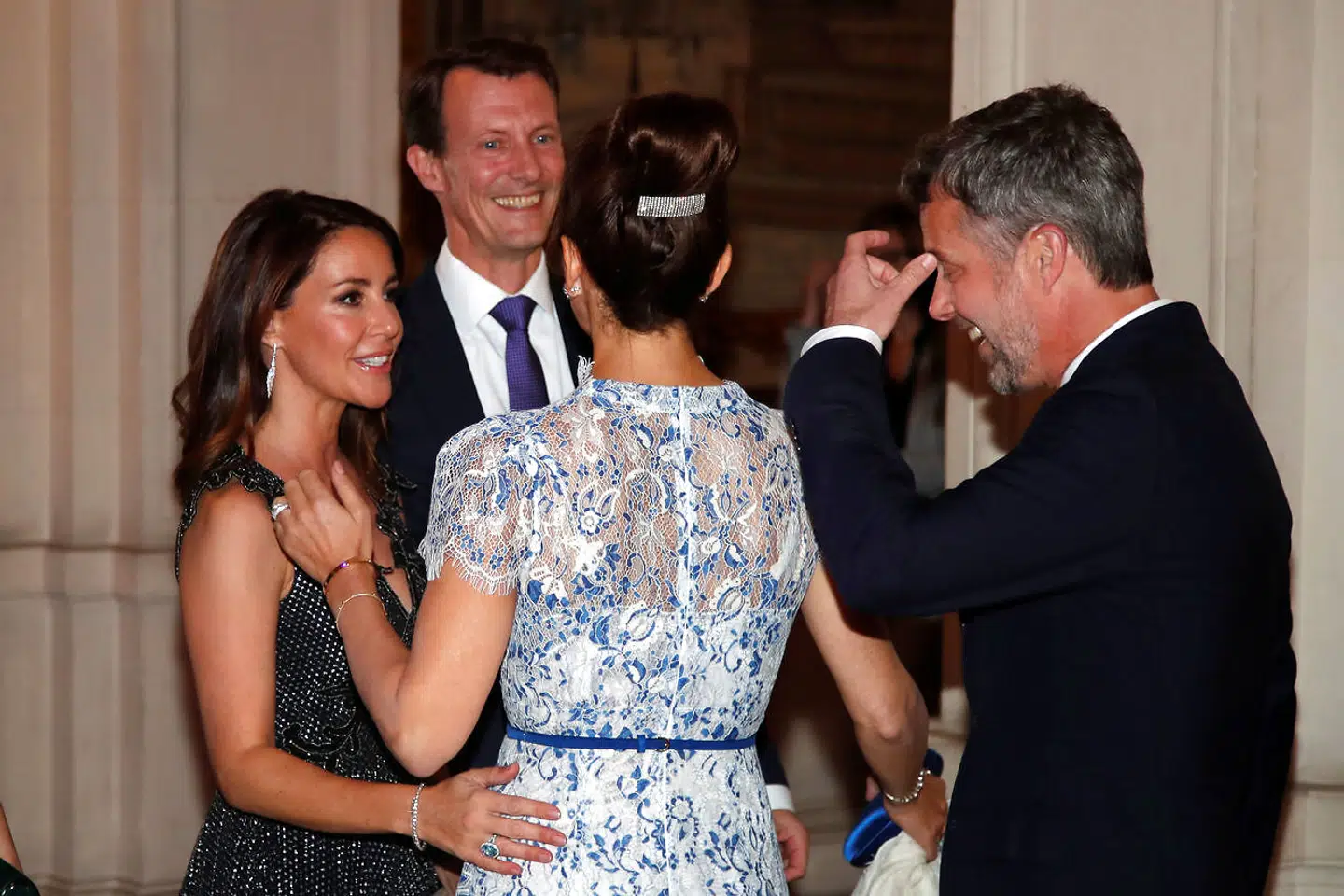 Selvom prins Joachim var lettere irriteret over journalistens spørgsmål om årpenge, var han lutter smil, da der skulle tages billeder. Her står han sammen med prinsesse Marie, kronprinesse Mary og kronprins Frederik.
