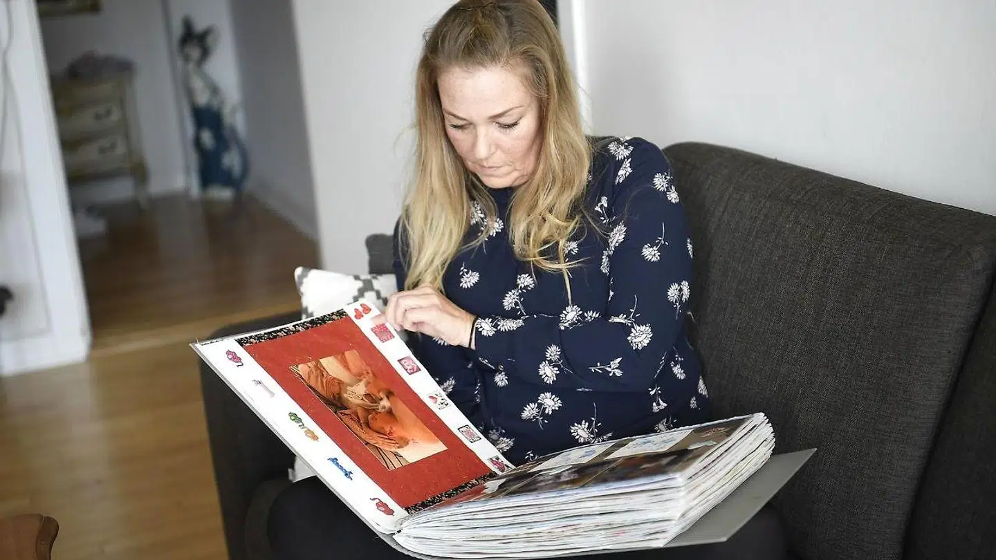 Helle Jensen har lavet en fotobog med minder om sin afdøde søn Johannes.