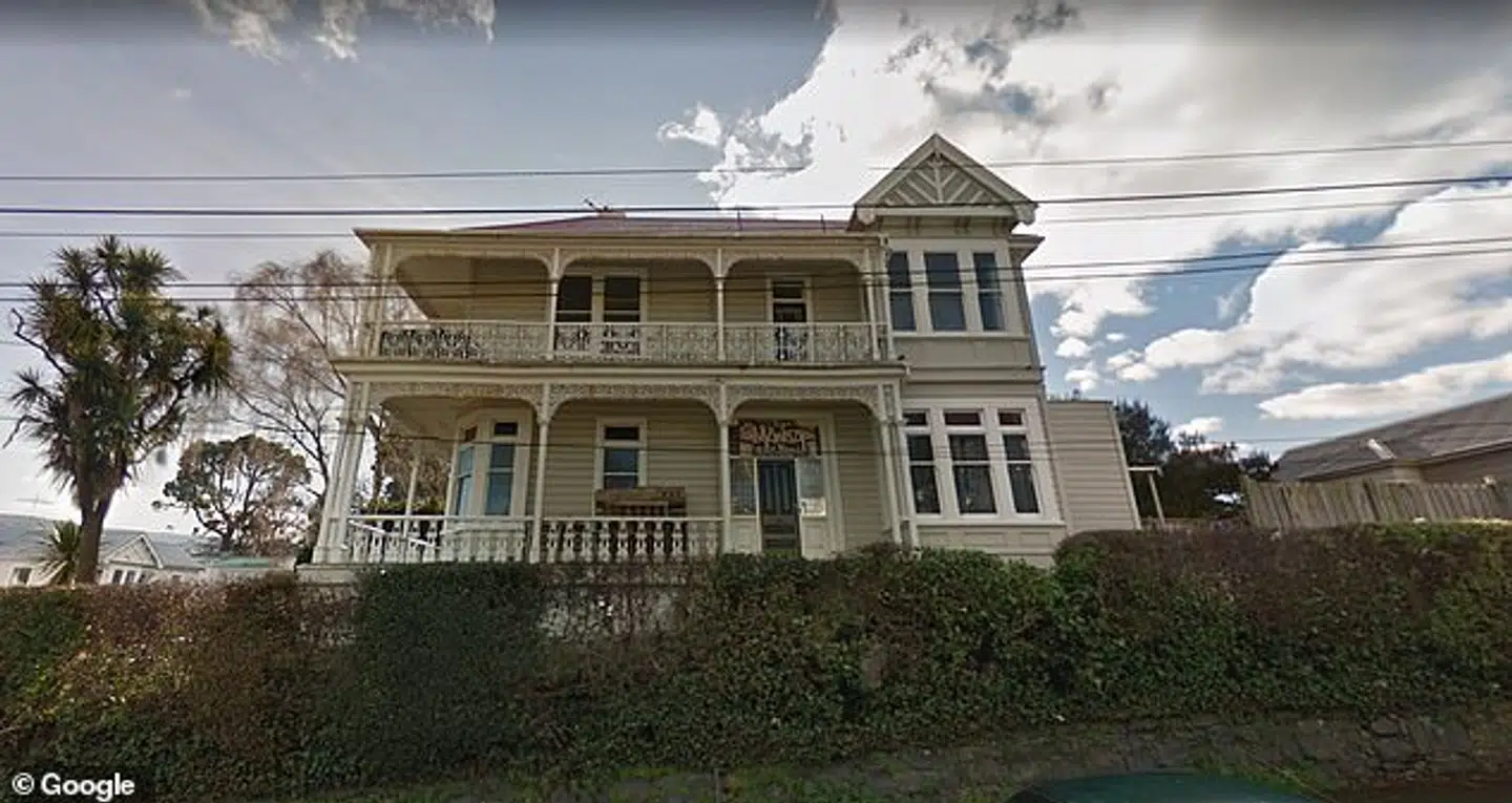 Huset 'The Manor' havde ifølge nogle gæster mindst 500 gæster til festen lørdag aften.