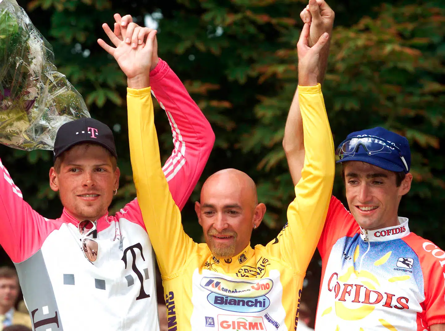 Marco Pantani på Tour de France-podiet i 1998 med Jan Ullrich og Bobby Julich.