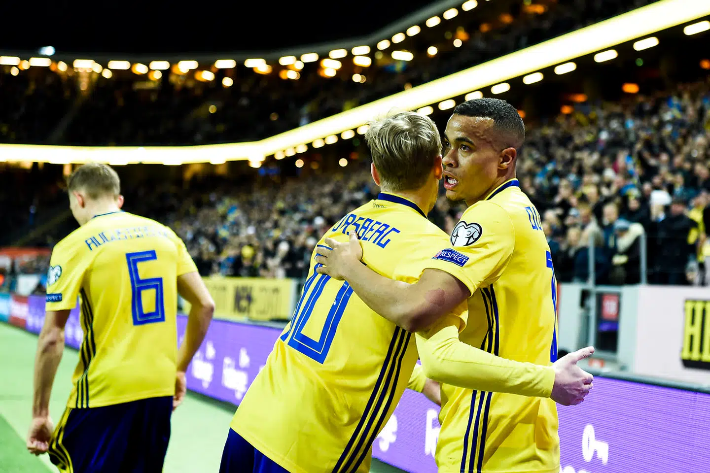 Robin Quaison, der har en ghanesisk far, jubler efter en scoring med det svenske landshold.