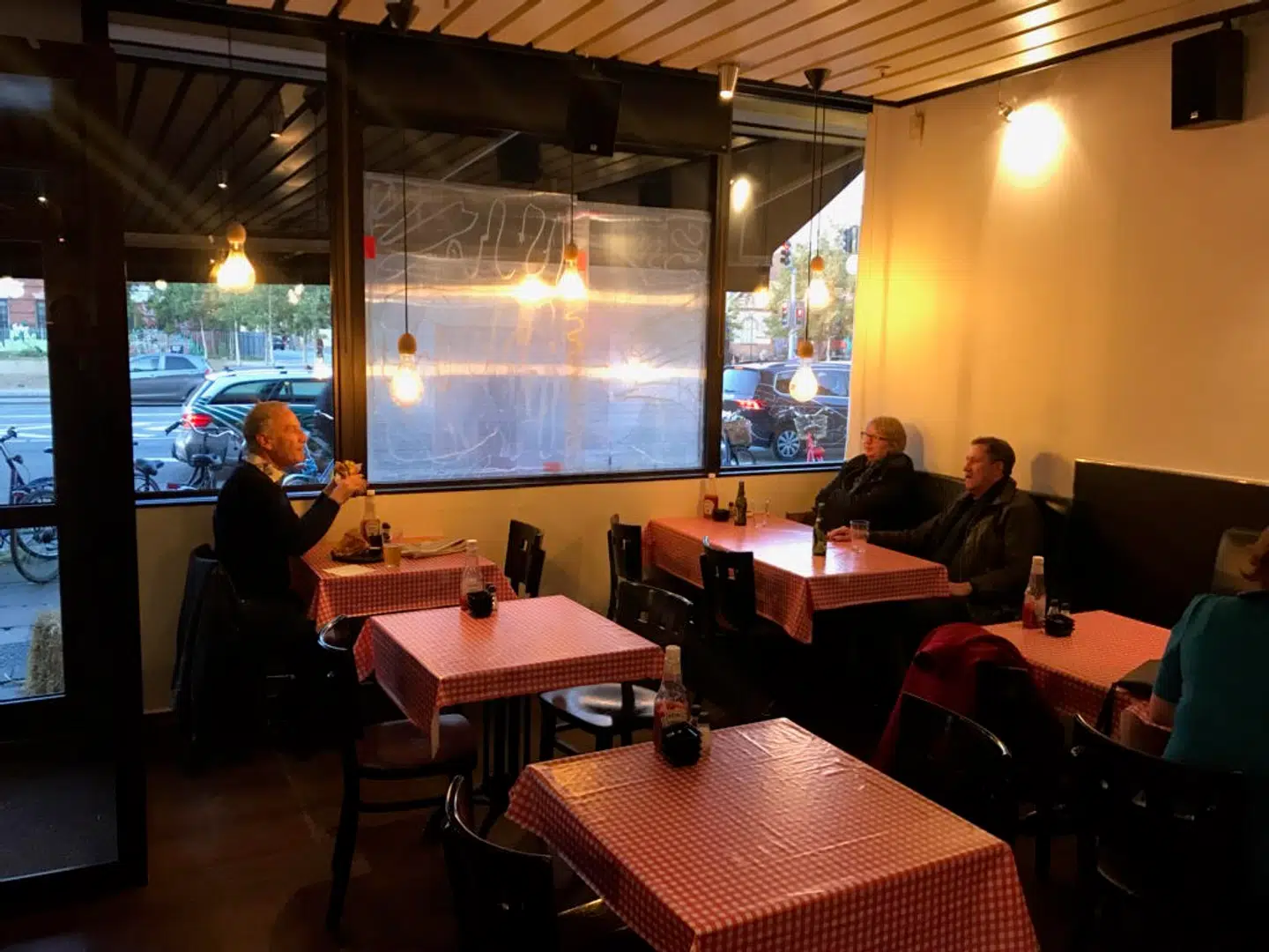 Den smadrede rude i cafeen blev hurtigt dækket til lørdag morgen, og resten af dagen kunne kunderne igen købe burgere.