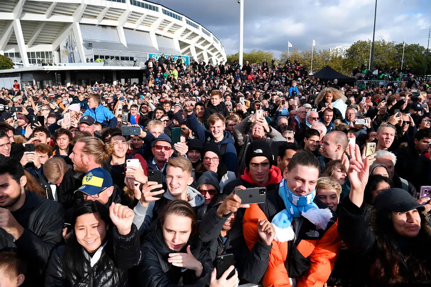 Publikum er klar til at se Zlatans statue.
