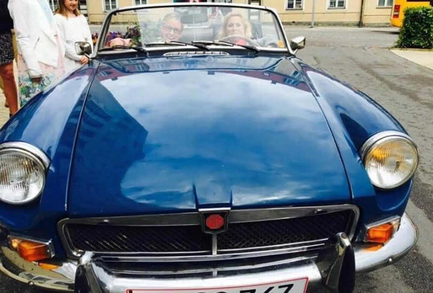 Sigrid Dyekjær i sin 40 år gamle MG'er, som hun fik af sin far, da hun var i 20'erne.