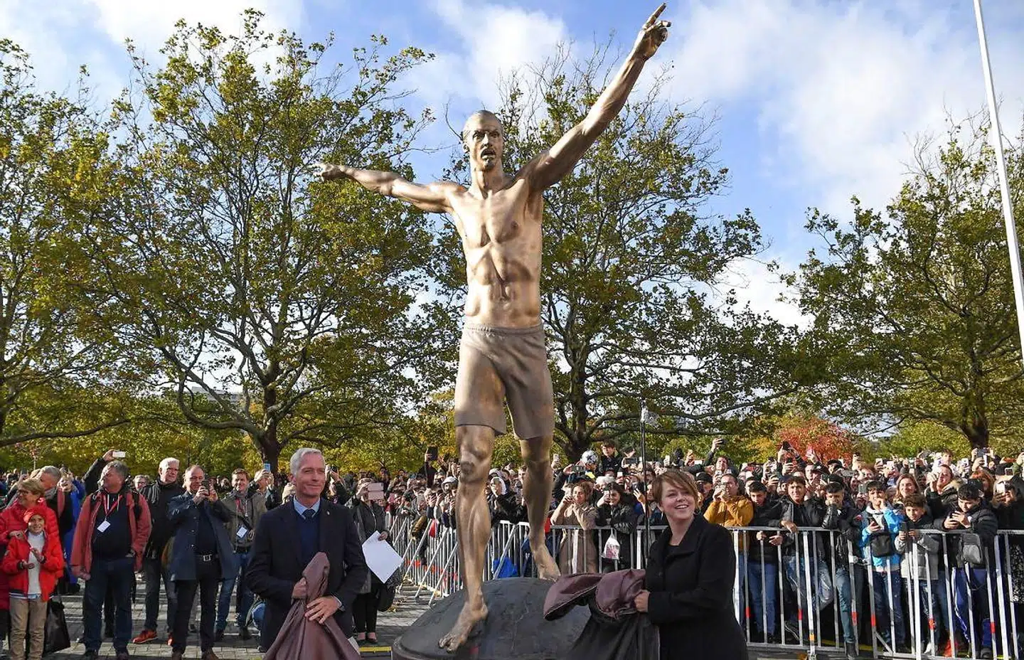 Her bliver sløret løftet for Zlatan-statuen.