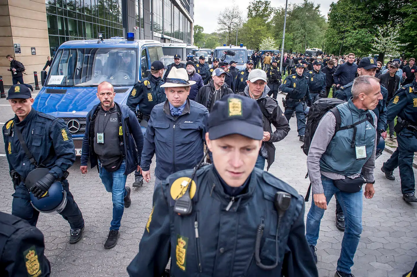 Rasmus Paludan mandsopdækket af politiet i forbindelse med en demonstration i Fælledparken i København, onsdag den 1. maj 2019. (Foto: Mads Claus Rasmussen/Ritzau Scanpix)