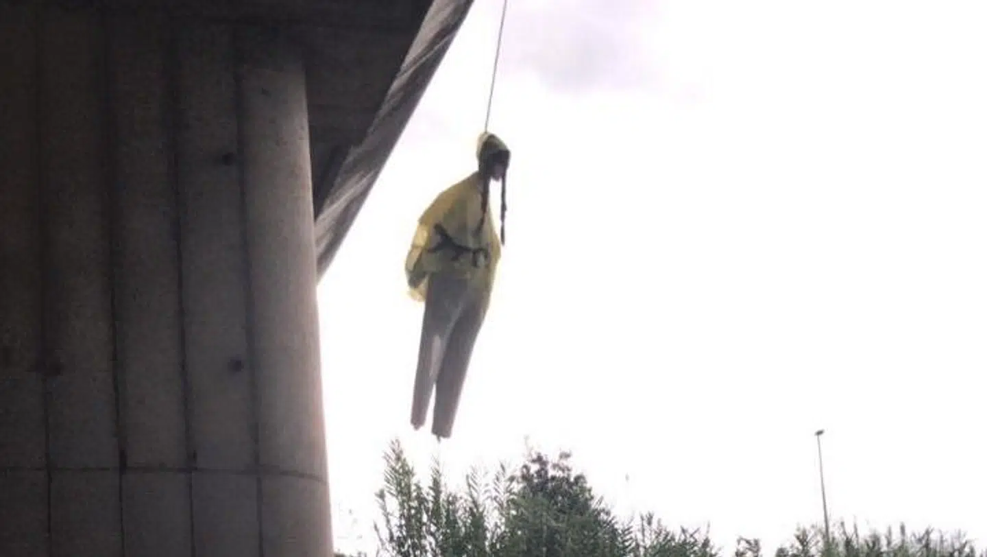 Roms borgmester Virginia Raggi er rystet over, at en dukke, der ligner Greta Thunberg, hang og dinglede under en motorvejsbro i byen.