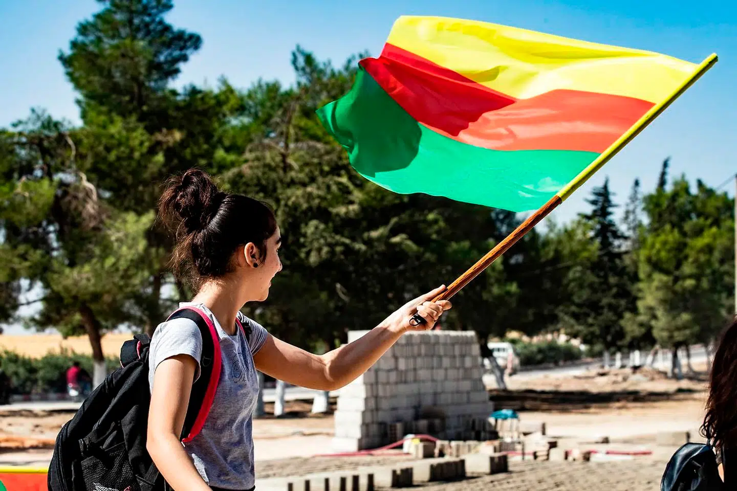 En pige ses her med et kurdisk flag under en demonstration mod tyrkiske trusler om en invasion i det nordlige Syrien. Foto taget 7. oktober.