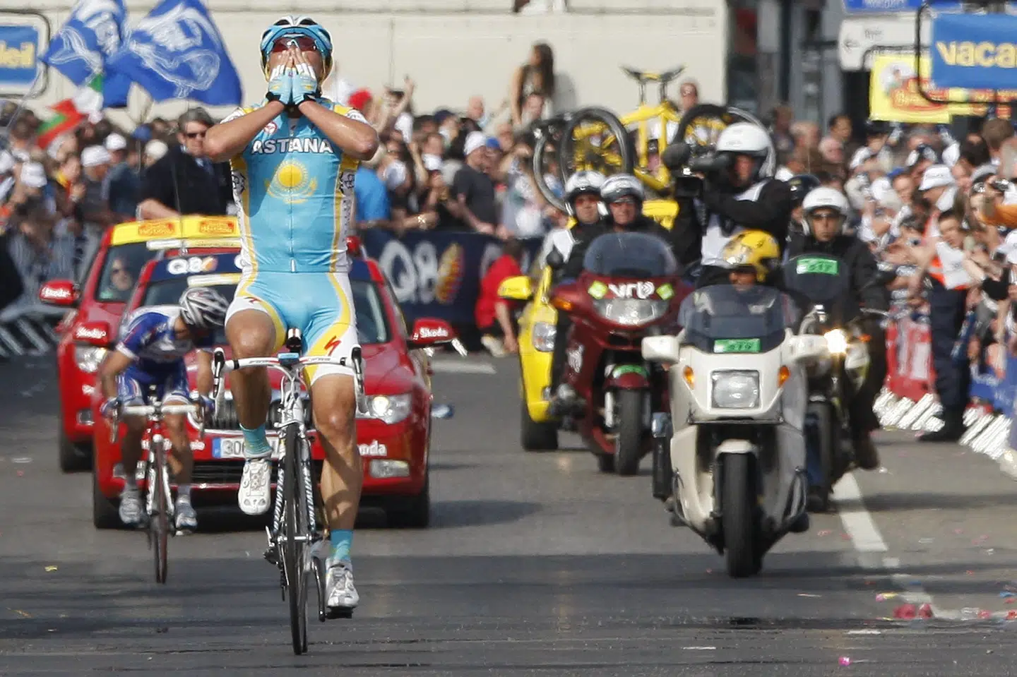 Alexandre Vinokourov kørte alene over stregen i Liège-Bastogne-Liège i 2010. Men ifølge anklageren var der tale om aftalt spil. Thierry Roge/Reuters