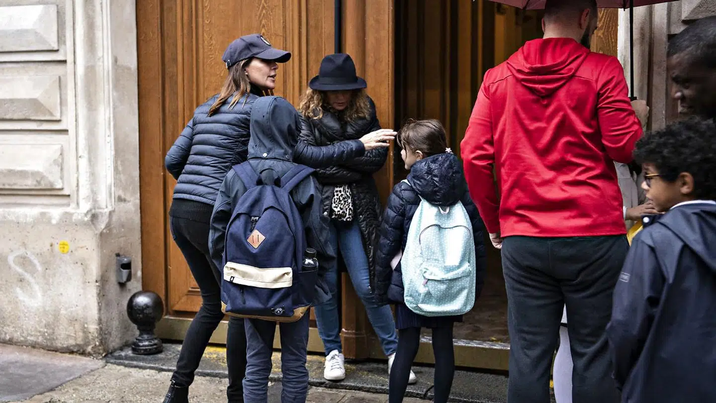 Prinsesse Marie og børnene foran privatskolen Monceau i Paris tirsdag den 8. oktober.