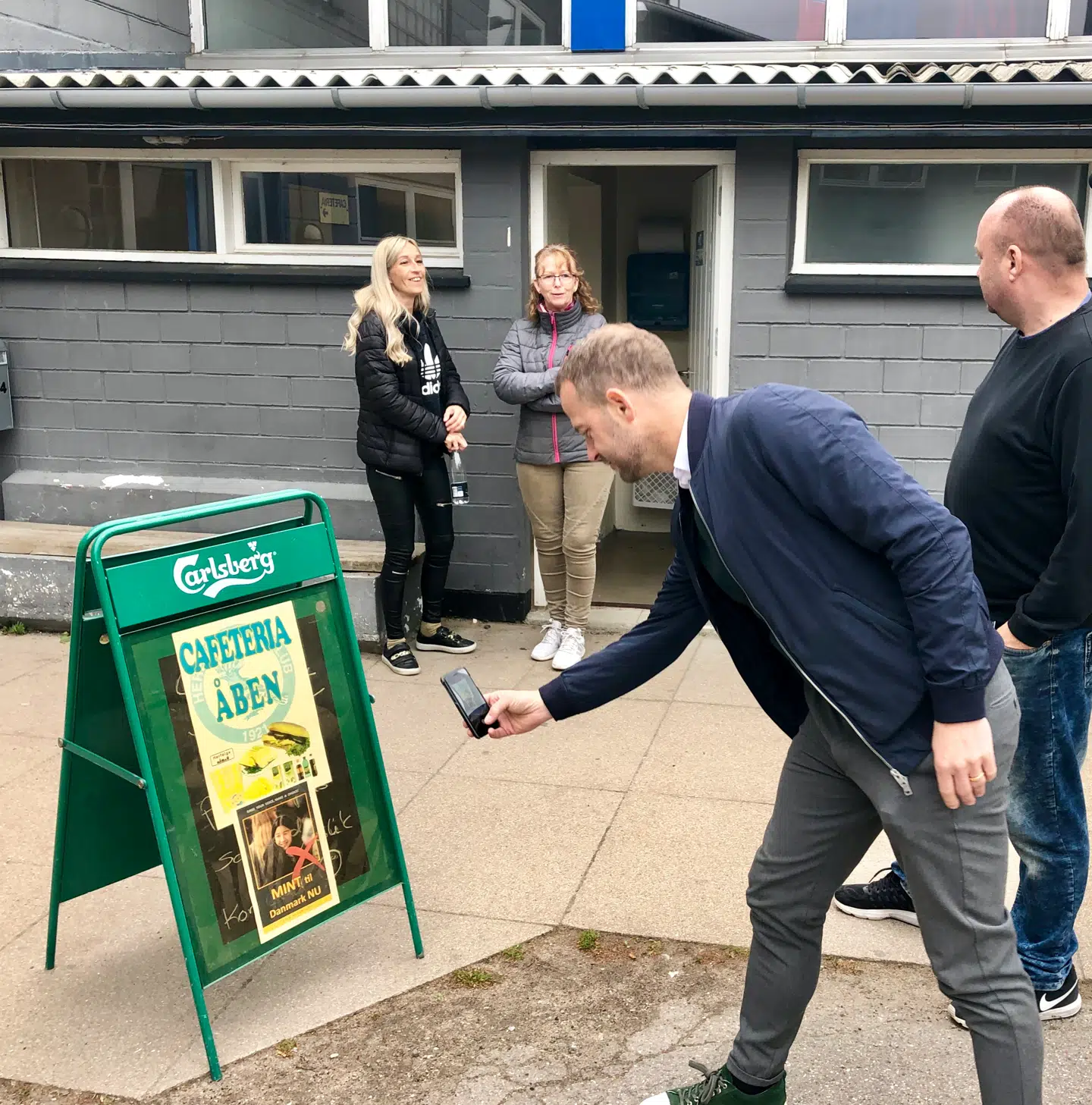 På vej ind i boldklubbens cafeteria støder Morten Østergaard (R) på Frank Thøgersens egen valgplakat.