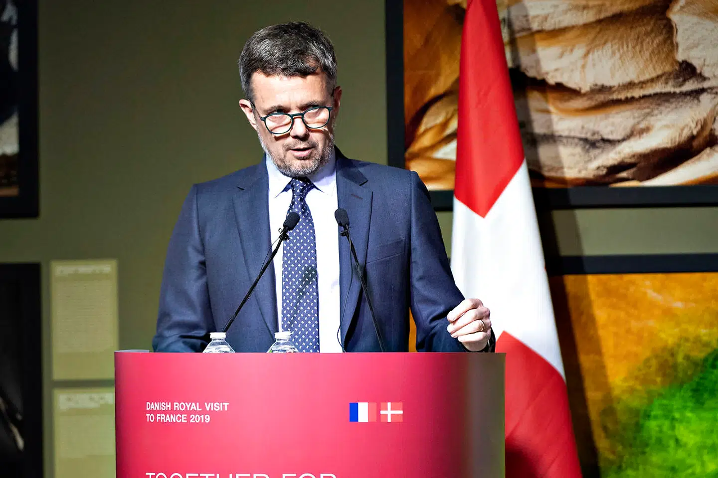 Kronprins Frederik er tilsyneladende begyndt at bruge læsebriller.