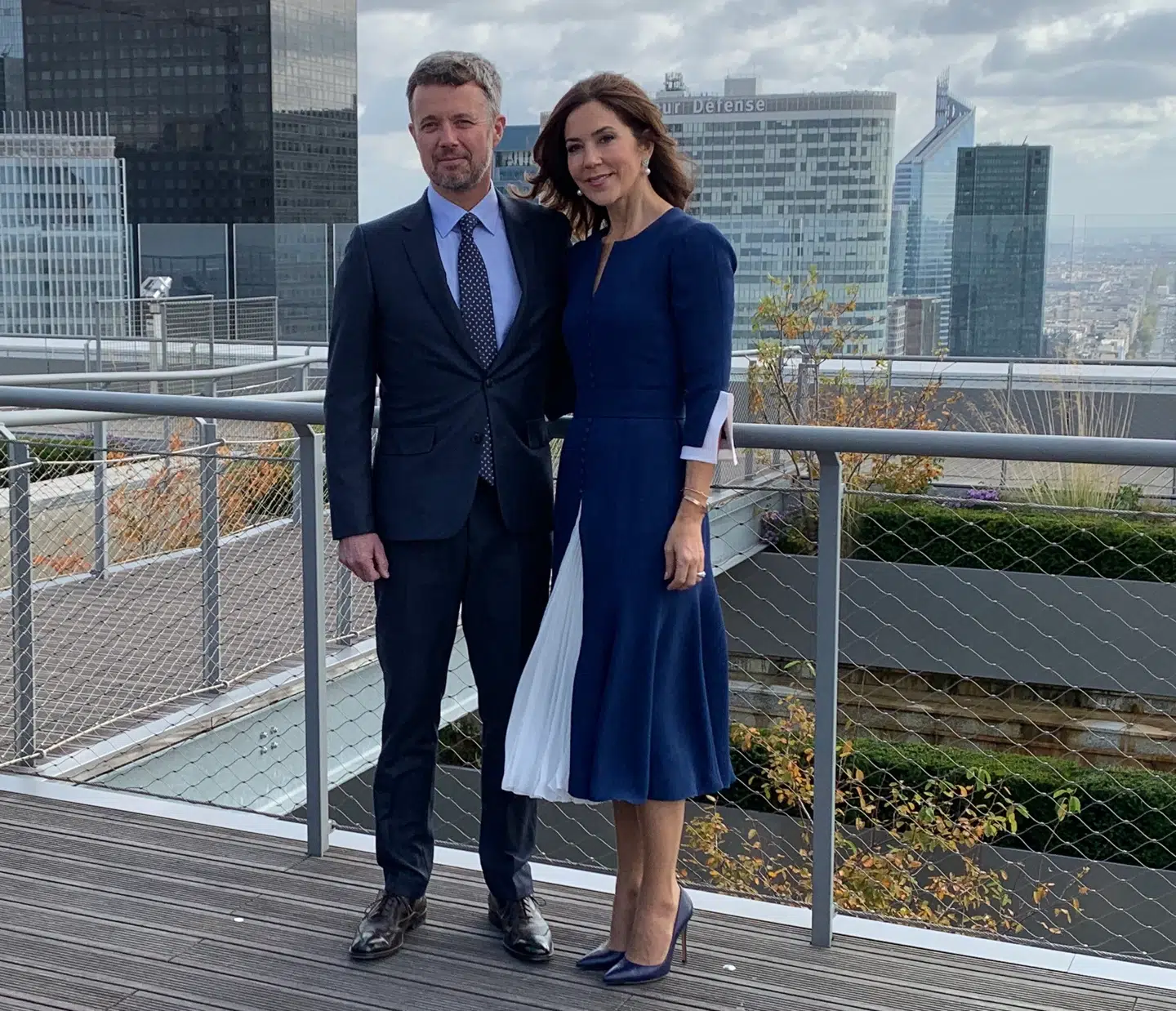 Mary og Frederik nyder hinanden og Paris – her på toppen af den moderne triumfbue.
